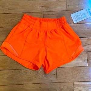 NWT Lululemon Hotty Hot LR Short 4” - sz 4